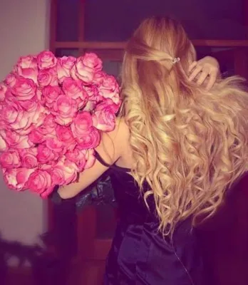 Блондинка с цветами со спины - красивые фото