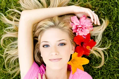 Блондинки с цветами - красивые фото