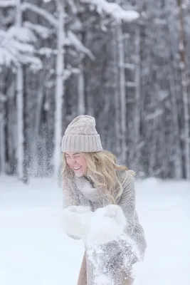 Зима красивая девушка блондинка во …» — создано в Шедевруме