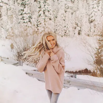 Фотографии со спины. Белокурая девушка с букетом снега зимой в лесу. Отдых  в холодное время. Ландшафт снега Стоковое Фото - изображение насчитывающей  перчатки, активизма: 208336044