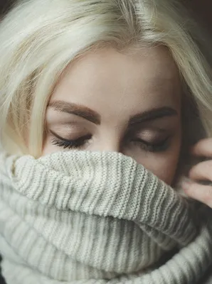 Девушка блондинка зимой в лесу в …» — создано в Шедевруме