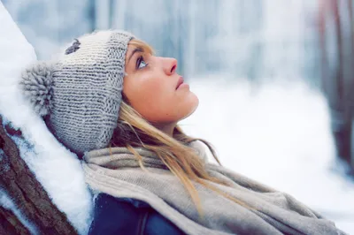 Красивая Молодая Блондинка Девушка В Шубе Позирует В Зимнем Парке —  стоковые фотографии и другие картинки Белоруссия - iStock