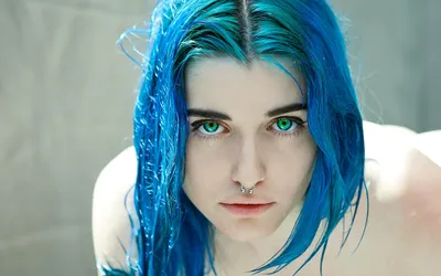Красивая девушка с голубыми волосами | Премиум Фото