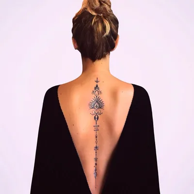 Девушка с татуировкой на спине, …» — создано в Шедевруме