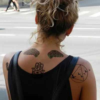 Девушка с татуировкой на спине» — создано в Шедевруме