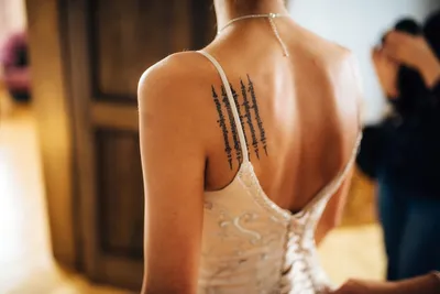 Татуировка мужская графика на спине девушка и заяц - мастер Надежда  Полякова 4733 | Art of Pain