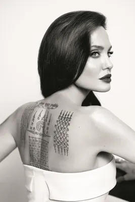 Красивая татуировка на спине девушки» — создано в Шедевруме