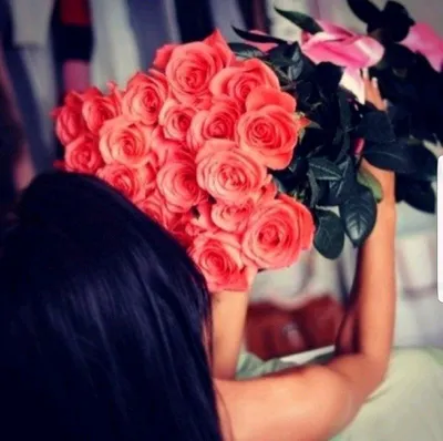 Картинки девушка с букетом роз со спины обои