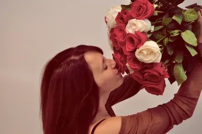 Девушка с розами со спины на аву (17 фото) - shutniks.com
