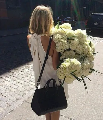 Букет цветов в руках у девушки - 72 фото