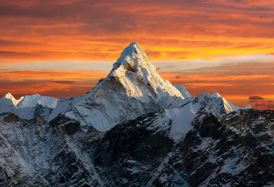 The Viral Photo of Mount Everest: The Untold Accounts of the People Who  Were There | GQ