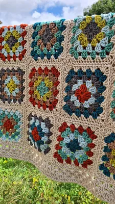 does anyone have a pattern for a 70s style flower granny square please? :  r/crochet