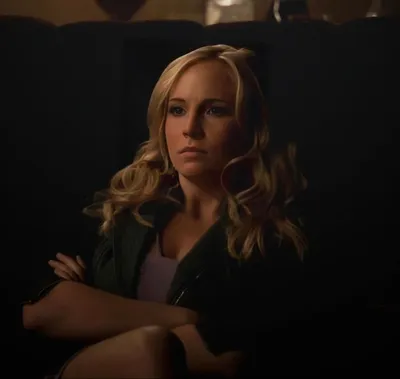 Pin de Isabelly em tvd | Vampire diaries, Garotas tumblr rosto, Caroline  forbes