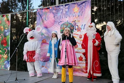 Раскраска Новогодний хоровод вокруг елки - Раскраскина