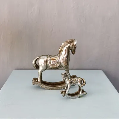 Иллюстрация Стоящего Испуганного Коричневого Коня С Повышенным Хвостом —  стоковая векторная графика и другие изображения на тему Лошадь - iStock
