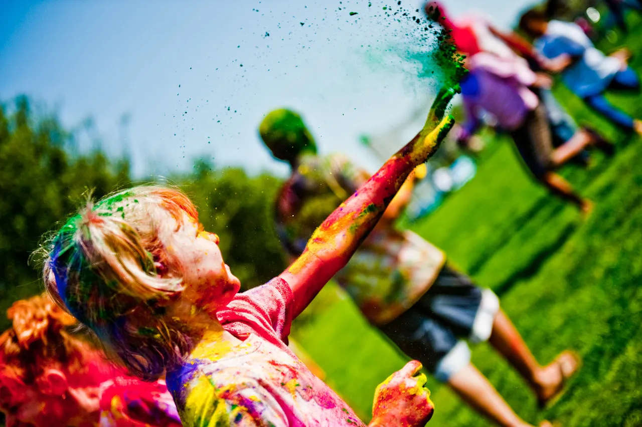 Где все краски жизни. Холли краски фестиваль. Фестиваль красок Holi дети. Холь Холь. Яркие краски.