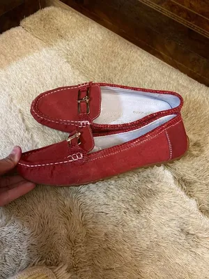 красные мокасины на красно-белом полосатом фоне. стильная женская обувь без  застежки Стоковое Фото - изображение насчитывающей повелительница, вырез:  218241806