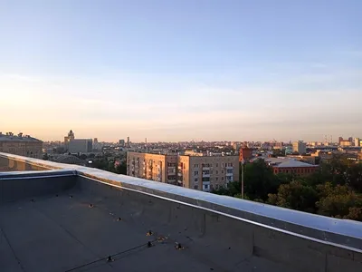 Опасное увлечение: В центре Николаева человек забрался на крышу многоэтажки,  рискуя сорваться вниз | СВІДОК.info