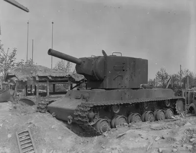 Трофейный советский танк КВ-2, который использовался немцами во время  обороны Эссена — военное фото