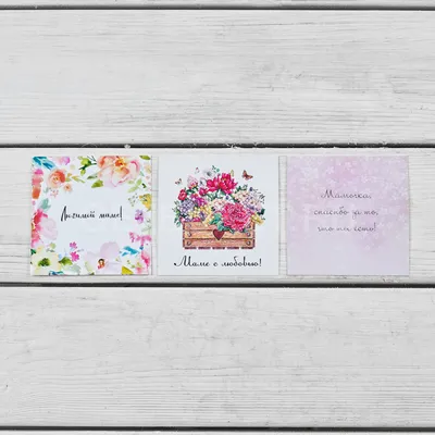 Композиция из гвоздики, кустовой розы, корицы и шоколадных букв в  дизайнерской коробке