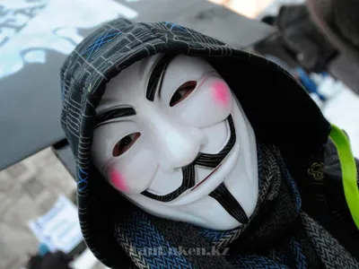 Студия Выстрел Из Лицевой Маски Anonymous, Известной Как Гая Фокса Маска Из  Фильма V Значит Вендетта На Белом Фоне Фотография, картинки, изображения и  сток-фотография без роялти. Image 13677071