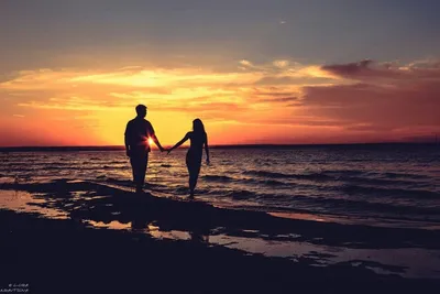 Влюбленная пара целуется на море Photos | Adobe Stock