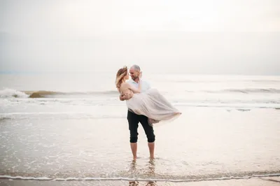 Море пляж любовная пара закат» — создано в Шедевруме