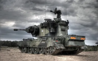 Военная техника в движении. танк в пыли - обои на рабочий стол
