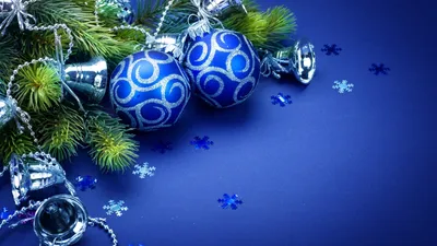 Скачать обои и картинки новый год, зима, шары, ёлочные игрушки,  колокольчики, ветки, ель, снежинки, синий фон для рабочего стола в  разрешении 1920x1080