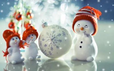 Картинка на рабочий стол зима, праздничные обои, снег, шары, новогодние  обои, рождественские обои, рождество, настроение, новый год, праздники 2560  x 1440