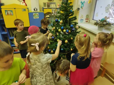 Новогодняя елка для детей с игрушками и подарками — Все для детского сада
