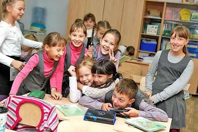 Учитель с ее ученики в классе в начальной школе Стоковое Фото - изображение  насчитывающей зрачок, дети: 184001062