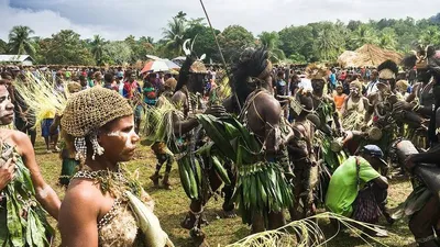 Рэсколы — как выглядят молодежные банды папуасов Новой Гвинеи
