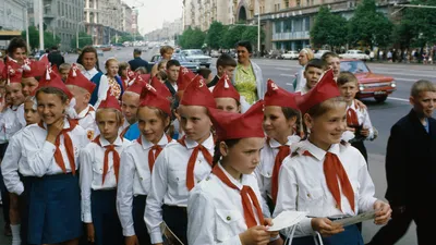 Это была движуха и тусовка» 100 лет назад в СССР появились пионеры. Ради  чего миллионы детей надевали красный галстук?: Общество: Россия: Lenta.ru