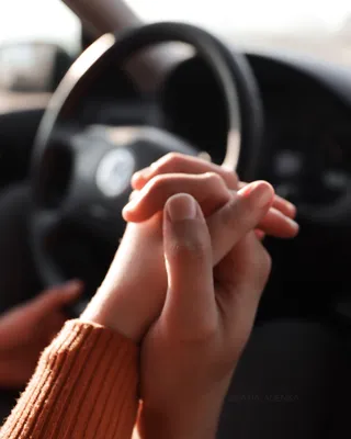 Держаться за руки и любит пар, которые ехали на машине Стоковое Фото -  изображение насчитывающей рука, роскошь: 174561532