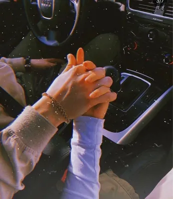 Молодая пара, держась за руки в машине :: Стоковая фотография :: Pixel-Shot  Studio