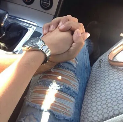 фотография пары, державшейся за руки в машине Стоковое Фото - изображение  насчитывающей люди, супруга: 217628632