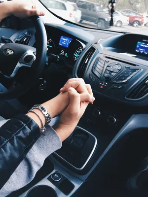 Красивые руки пары в машине - фото