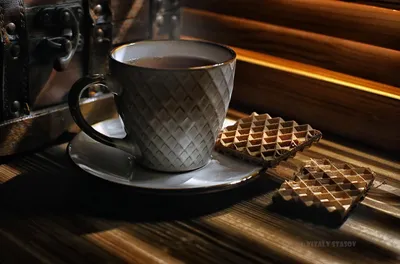 Гиф анимация Цветы и чай в чашке, клубника на столе, (Доброе утро)