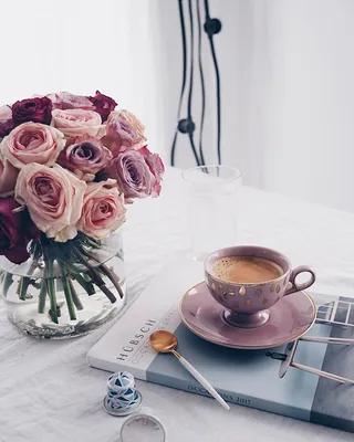 Женские руки с чашкой кофе и красивыми цветами на розовом фоне :: Стоковая  фотография :: Pixel-Shot Studio
