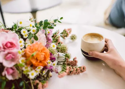 белый ноутбук с цветами и чашка кофе на белом столе, высокое разрешение,  цветок, ваза фон картинки и Фото для бесплатной загрузки