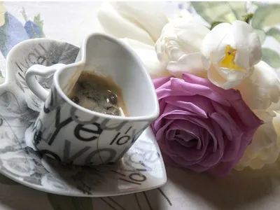 Чашка кофе с цветами и вафли лаванды по текстуре мешковины. Вид сверху.  Выборочный фокус Стоковое Изображение - изображение насчитывающей бутика,  имбирь: 190055713