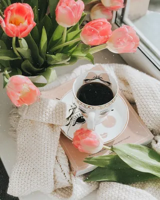 Роза лежит рядом с чашкой кофе на…» — создано в Шедевруме