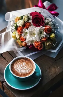 Натюрморт с цветами и чашкой кофе - обои на телефон