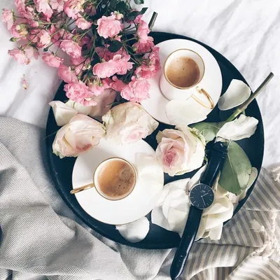 Чашка кофе с цветами и ягодами | Премиум Фото