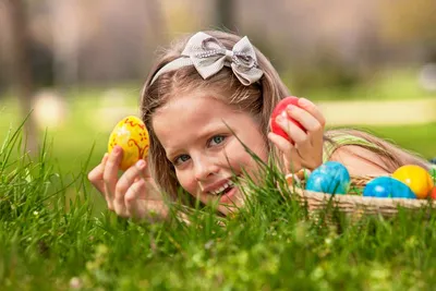 Счастливая Пасха Детей И Пасхальные Яйца На Заднем Плане — стоковая  векторная графика и другие изображения на тему Апрель - iStock