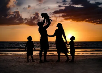 Силуэт счастливой семьи на пляже Стоковое Фото - изображение насчитывающей  тюкованный, песок: 45255654
