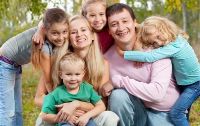 Счастливая семья в сработанности Стоковое Фото - изображение насчитывающей  ребенок, люди: 100529416