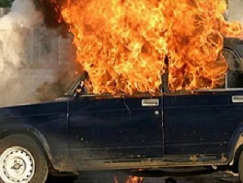 Шестерка машина горит. Взрыв машины в Южноуральске. Взрывающиеся тачка семерка. Горящая семерка