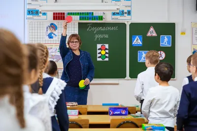 Школьник сидит на уроке и пишет в…» — создано в Шедевруме